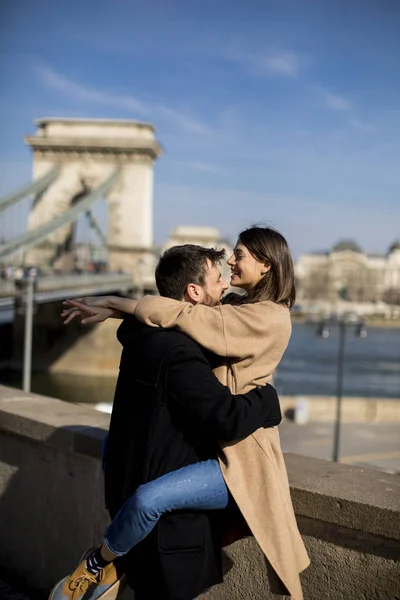 Jeune Couple Heureux Séduisant Amoureux Embrasser Arrière Plan Magnifique Vue — Photo