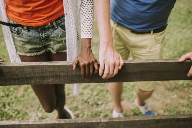 Eller genç çok ırklı çift Park ahşap çit