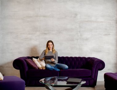 Dijital tablet kanepe üzerinde kadınla güzel oung