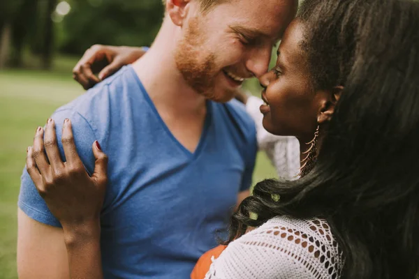 Gelukkige Jonge Mooie Multiraciale Paar Het Park Een Zomerdag — Stockfoto