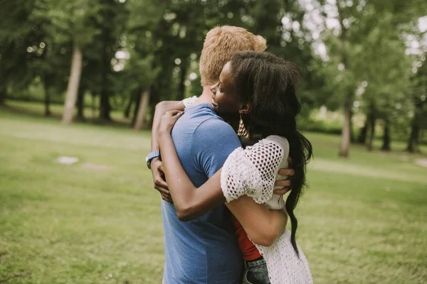 Gelukkige Jonge Mooie Multiraciale Paar Het Park Een Zomerdag — Stockfoto