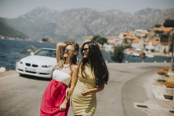 Två Ganska Unga Kvinnor Med Vit Cabriolet Bil Vid Havet — Stockfoto