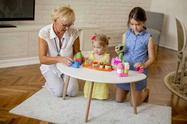 Evde Odada Küçük Granddaughters Oynamaktan Büyükanne — Stok fotoğraf