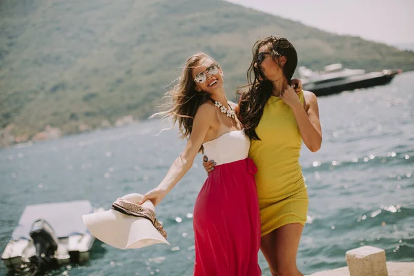 Jonge Vrouwen Die Zee Kust Bij Warme Zomerdag Ontspannen — Stockfoto