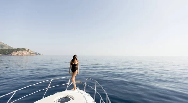 Mooie Jonge Vrouw Ontspannen Het Jacht Zee — Stockfoto