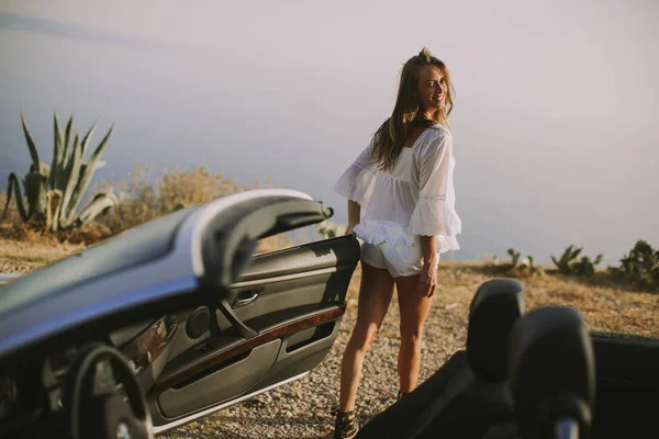 Mujer Joven Bonita Por Coche Cabriolet Blanco Playa —  Fotos de Stock