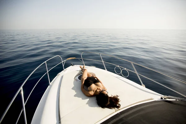 Взгляд Молодую Привлекательную Женщину Позирующую Роскошной Яхте Плывущей Морю — стоковое фото