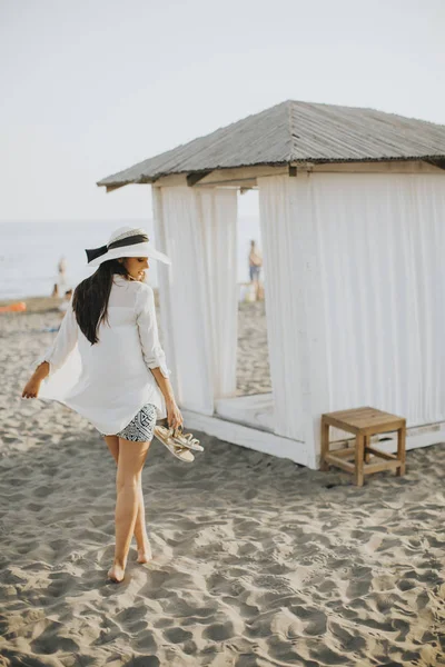 Vista Joven Mujer Por Tienda Playa — Foto de Stock