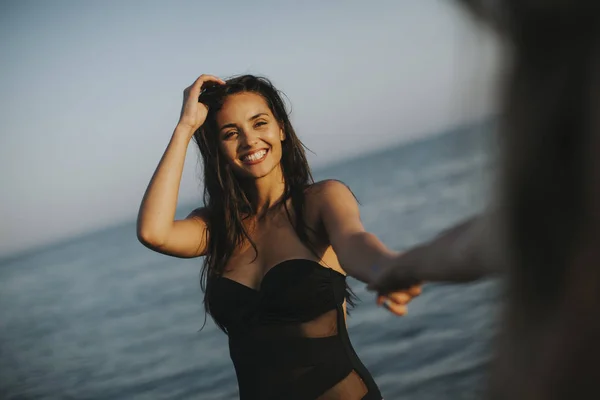 Dos Hermosas Mujeres Jóvenes Divirtiéndose Playa Junto Mar Atardecer —  Fotos de Stock