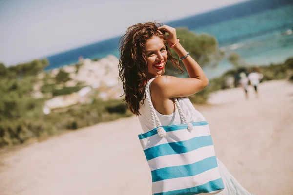 Mooie Jonge Vrouw Met Tas Het Strand Een Hete Zomerdag — Stockfoto