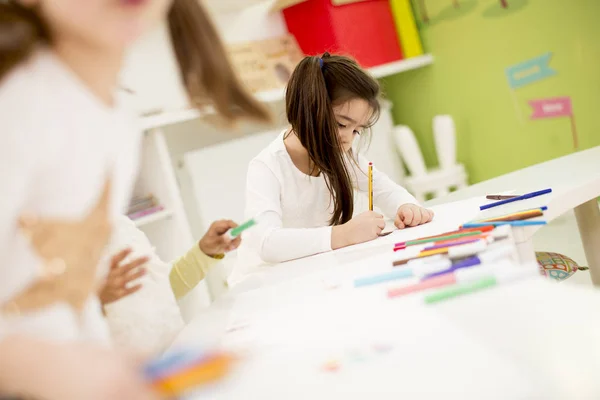 Mignon Multiracial Enfants Dessin Dans Salle Jeux — Photo