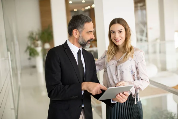 Porträtt Business Par Med Digital Tablett Office — Stockfoto