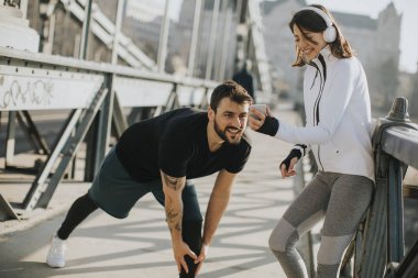 Genç yakışıklı çift eğitim kentsel çevre güneşli gün var