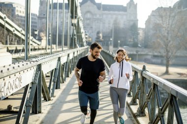 Kentsel çevre güneşli gün çalışan genç Çift