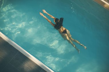 Havuzda kadına Üstten Görünüm