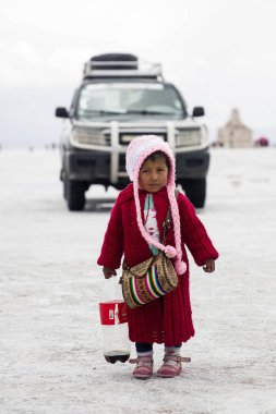 Salar De Uyuni, Bolivya - 13 Ocak 2018: Salar de uyuni Bolivya'daki tanımlanamayan küçük kıza. Dünyanın en büyük tuz düz olduğunu.