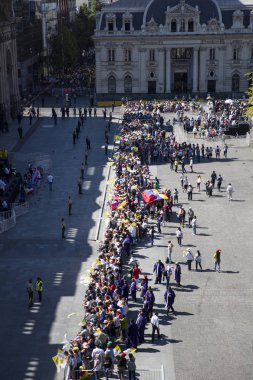 Santiago De Chile, Şili - 16 Ocak 2018: Santiago de Chile sırasında Caddesi'nde kimliği belirsiz kişi Papa Francis ziyaret edin. Şili'deki dört gün yaptığı ziyaret sırasında Papa'nın Santiago, Iquique ve Temuco ziyaret etti.