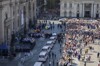 Santiago De Chile, Şili - 16 Ocak 2018: Santiago de Chile sırasında Caddesi'nde kimliği belirsiz kişi Papa Francis ziyaret edin. Şili'deki dört gün yaptığı ziyaret sırasında Papa'nın Santiago, Iquique ve Temuco ziyaret etti.