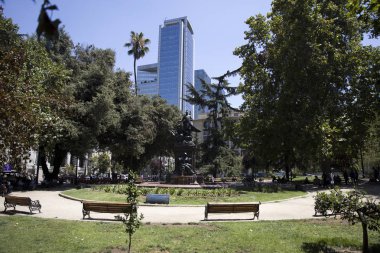 Santiago, Şili - 17 Ocak 2018: Santiago, Şili'deki modern binalar, Park view. Fazla 5,5 milyon vatandaşlar ile Santiago 6 en Latin Amerika büyük kentidir..