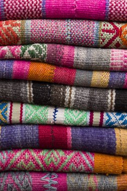 Cusco, Peru için piyasada renkli geleneksel Perulu kumaşlar