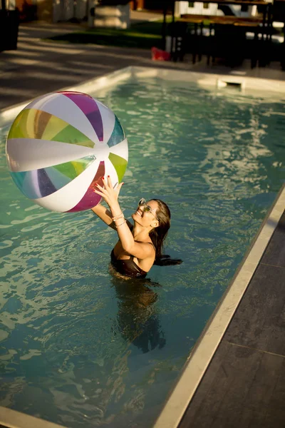Bovenaanzicht Jonge Vrouw Met Bal Het Zwembad Een Zonnige Dag — Stockfoto