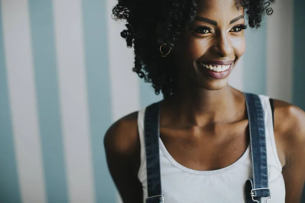 Pretty Young African American Woman Posing Jeans Trousers Wall Room — Stock Photo, Image