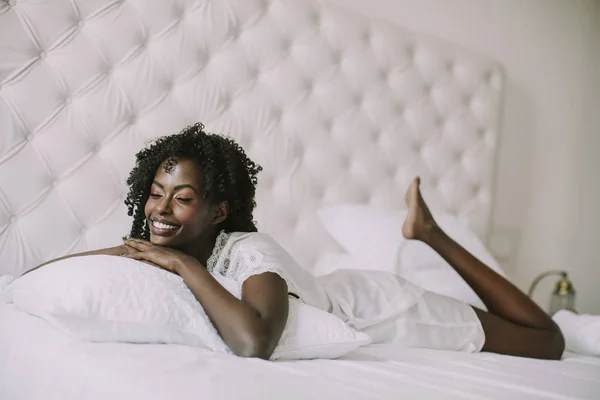 Beyaz Yatakta Yatıyordu Afrikalı Amerikalı Kadın — Stok fotoğraf