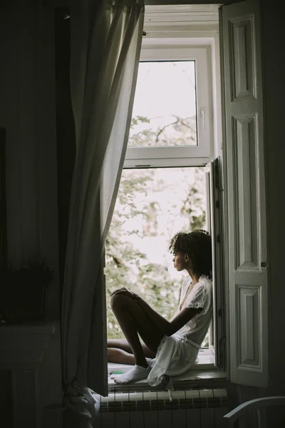 Mooie Jonge Zwarte Vrouw Zittend Het Raam Kamer — Stockfoto