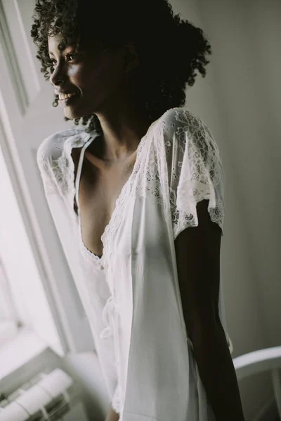 Dość Młoda African American Kobieta Stwarzających Pokoju Przez Okno — Zdjęcie stockowe