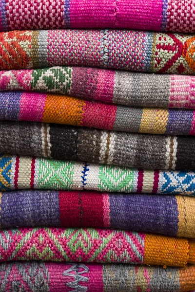 秘鲁库斯科市场上丰富多彩的秘鲁传统面料 — 图库照片