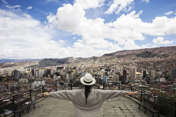 Ung Kvinna Tittar Panorama Paz Bolivia — Stockfoto