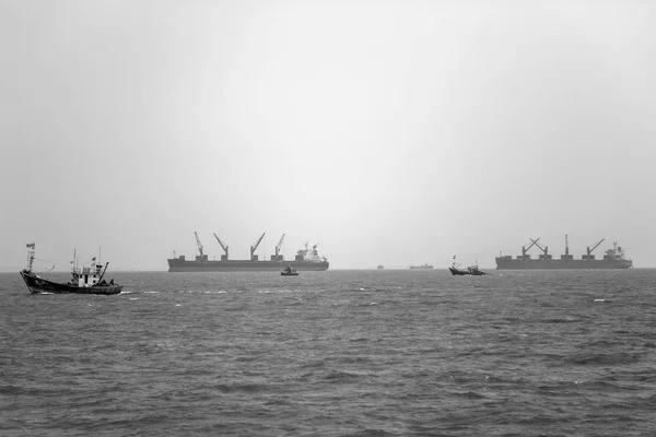 Przemysłowe Statków Wodach Mumbai Indie Dla Żeglugi Portu Zatrudnia Wielu — Zdjęcie stockowe