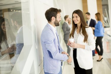 Modern ofisinde konuşmak genç iş ortakları