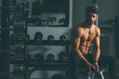 Eğitim salonunda yakışıklı genç