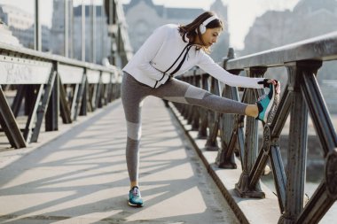 Genç sporcumuz uzanan ve açık çalıştırılmaya hazırlanıyor