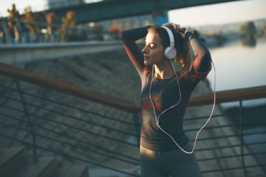 Çekici genç kadın atlet açık havada koşu sonra mola