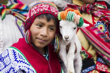 Cusco, Peru - 31 Aralık 2017: Cusco, Peru Caddesi'nde kimliği belirsiz çocuk. Cusco nüfusun neredeyse % 29 daha az 14 yıl var.