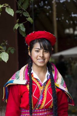 Cusco, Peru - 31 Aralık 2017: Cusco, Peru Caddesi'nde kimliği belirsiz genç kadın. Tüm şehir Cusco 1983 yılında UNESCO Dünya Miras Listesi tayin edilen.