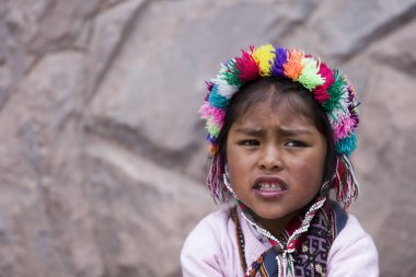 Cusco, Peru - 31 Aralık 2017: Cusco, Peru sokaktaki tanımlanamayan kız. Cusco nüfusun neredeyse % 29 daha az 14 yıl var.
