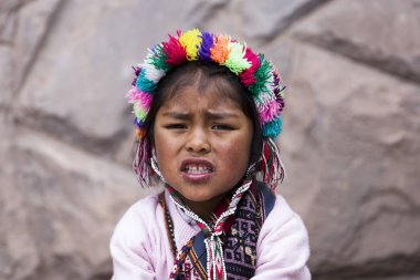 Cusco, Peru - 31 Aralık 2017: Cusco, Peru sokaktaki tanımlanamayan kız. Cusco nüfusun neredeyse % 29 daha az 14 yıl var.