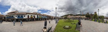Cusco, Peru - 1 Ocak 2018: Cusco, Peru Caddesi'nde kimliği belirsiz insanlar. Tüm şehir Cusco 1983 yılında UNESCO Dünya Miras Listesi tayin edilen.