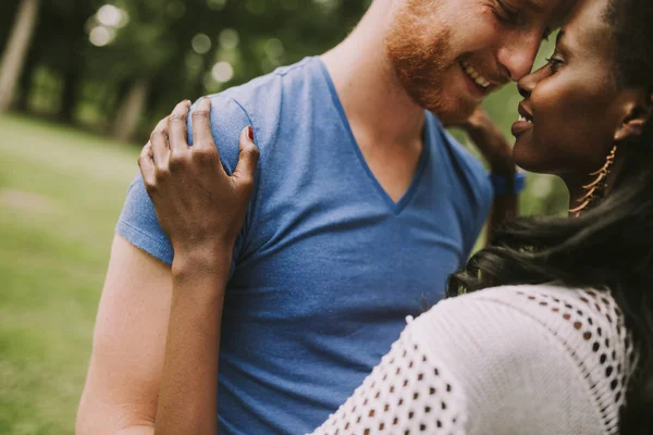 Gelukkige Jonge Mooie Multiraciale Paar Het Park Een Zomerdag — Stockfoto