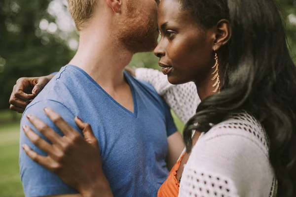 Feliz Joven Pareja Multirracial Encantadora Parque Día Verano — Foto de Stock