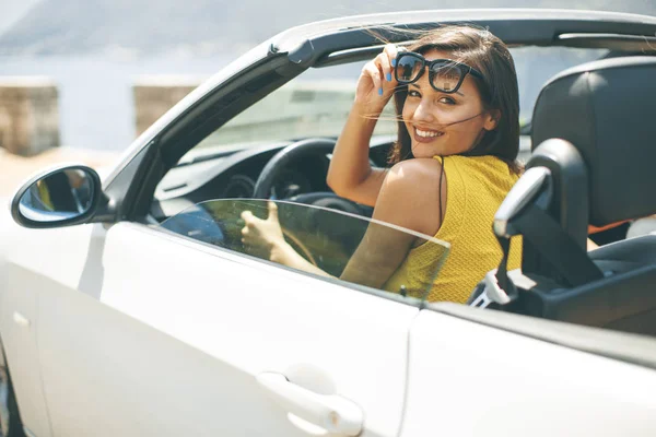 Mooie Jonge Vrouw Met Zonnebril Rijden Auto Met Witte Cabriolet — Stockfoto