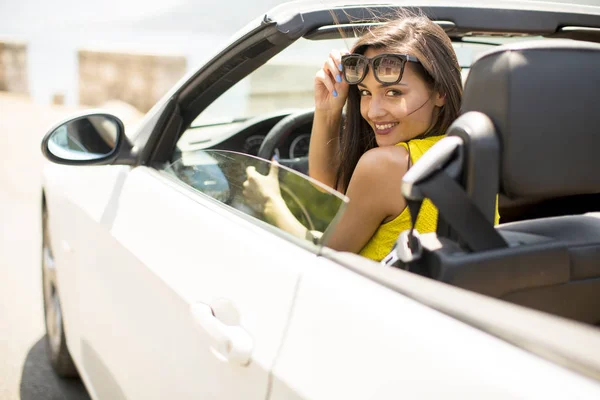 Mujer Bastante Joven Con Gafas Sol Conduciendo Coche Cabriolet Blanco — Foto de Stock
