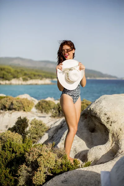 Güneşli Bir Gün Taşlı Plaj Genç Güzel Kadın — Stok fotoğraf