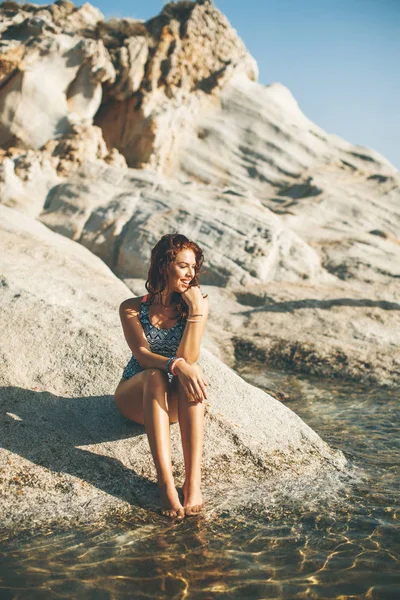 Mooie Jonge Vrouw Steenachtige Zee Strand Bij Zomerdag — Stockfoto