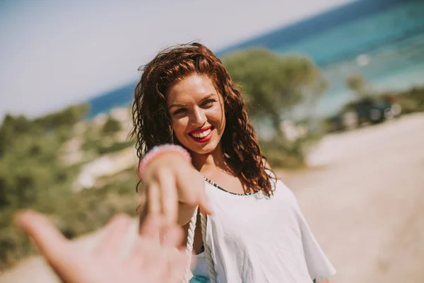 Mooie Jonge Vrouw Met Tas Het Strand Een Hete Zomerdag — Stockfoto