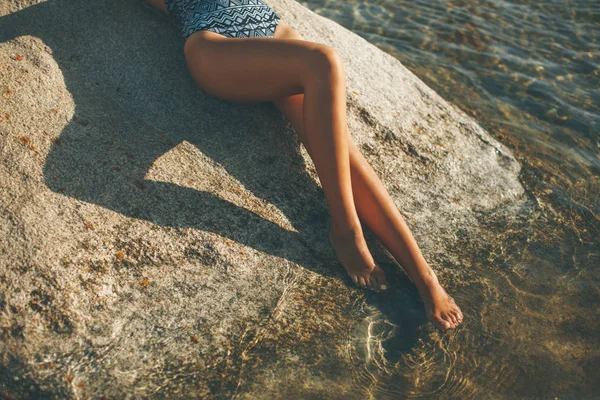 Pretty Yung Woman Stony Seaside Beach Summer Day — Stock Photo, Image