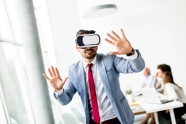 Hombre Negocios Moderno Con Auriculares Realidad Virtual Oficina Divirtiéndose — Foto de Stock